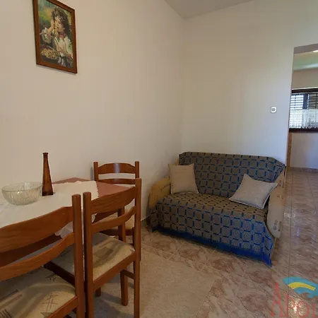 Apartment Spacious With Terrace In Malinska