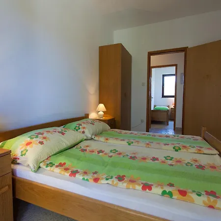 Apartment Spacious With Terrace In Malinska