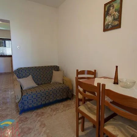 Spacious With Terrace In Apartment Malinska